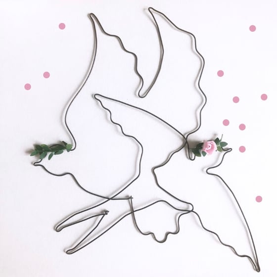 Image of Hirondelle et colombe couronnées en fil de fer noir