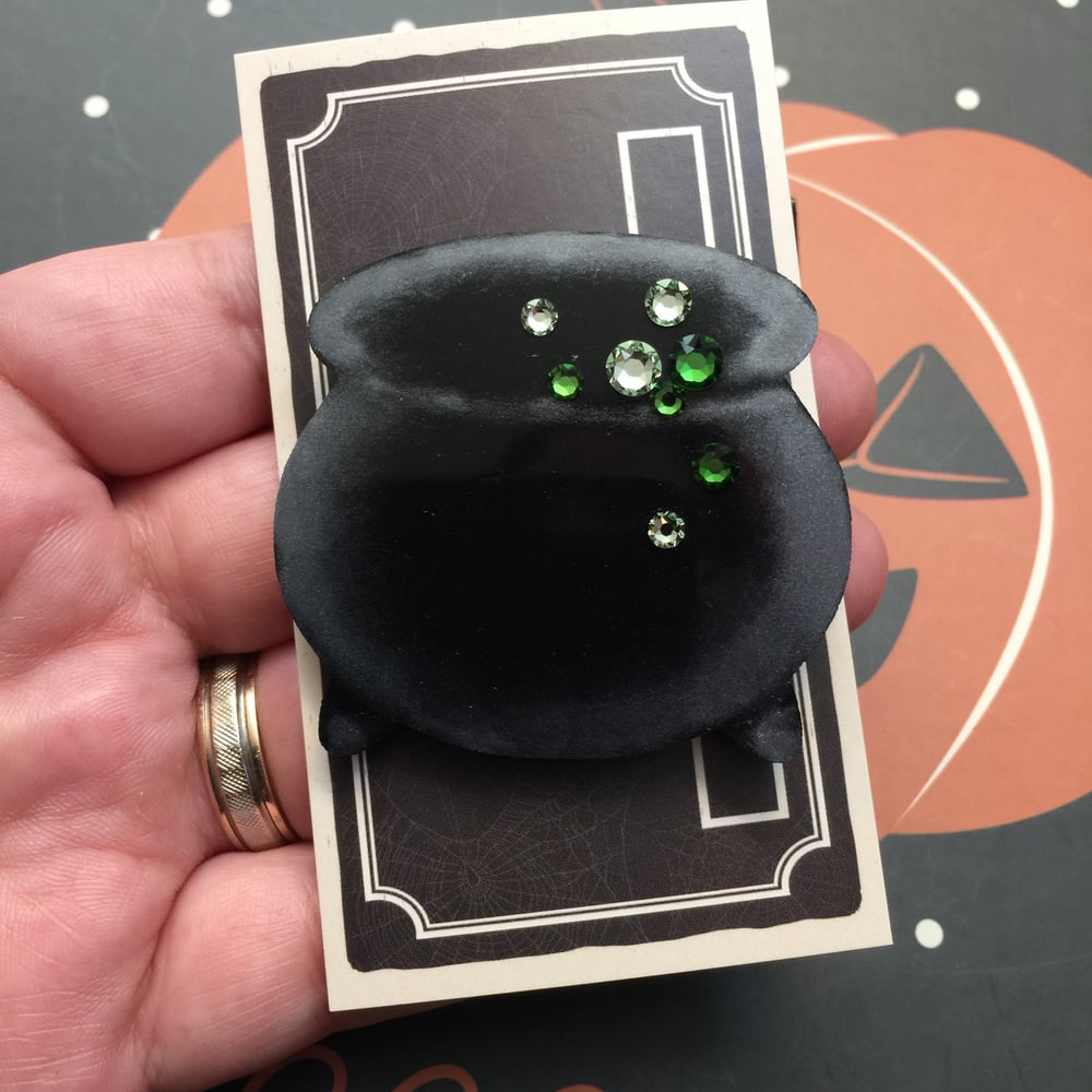 Witches Cauldron Brooch 
