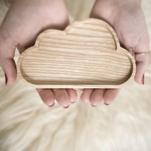 Image of DANS LES NUAGES sous tasse bois