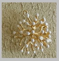 Image 1 of Pendentif or mat et résine : Corail