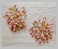 Image 2 of Pendentif or mat et résine : Corail