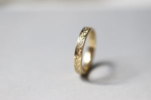 Image of 18ct gold 3mm flat court 'fir engraved' ring