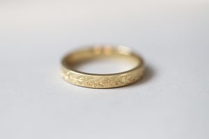 Image of 18ct gold 3mm flat court 'fir engraved' ring