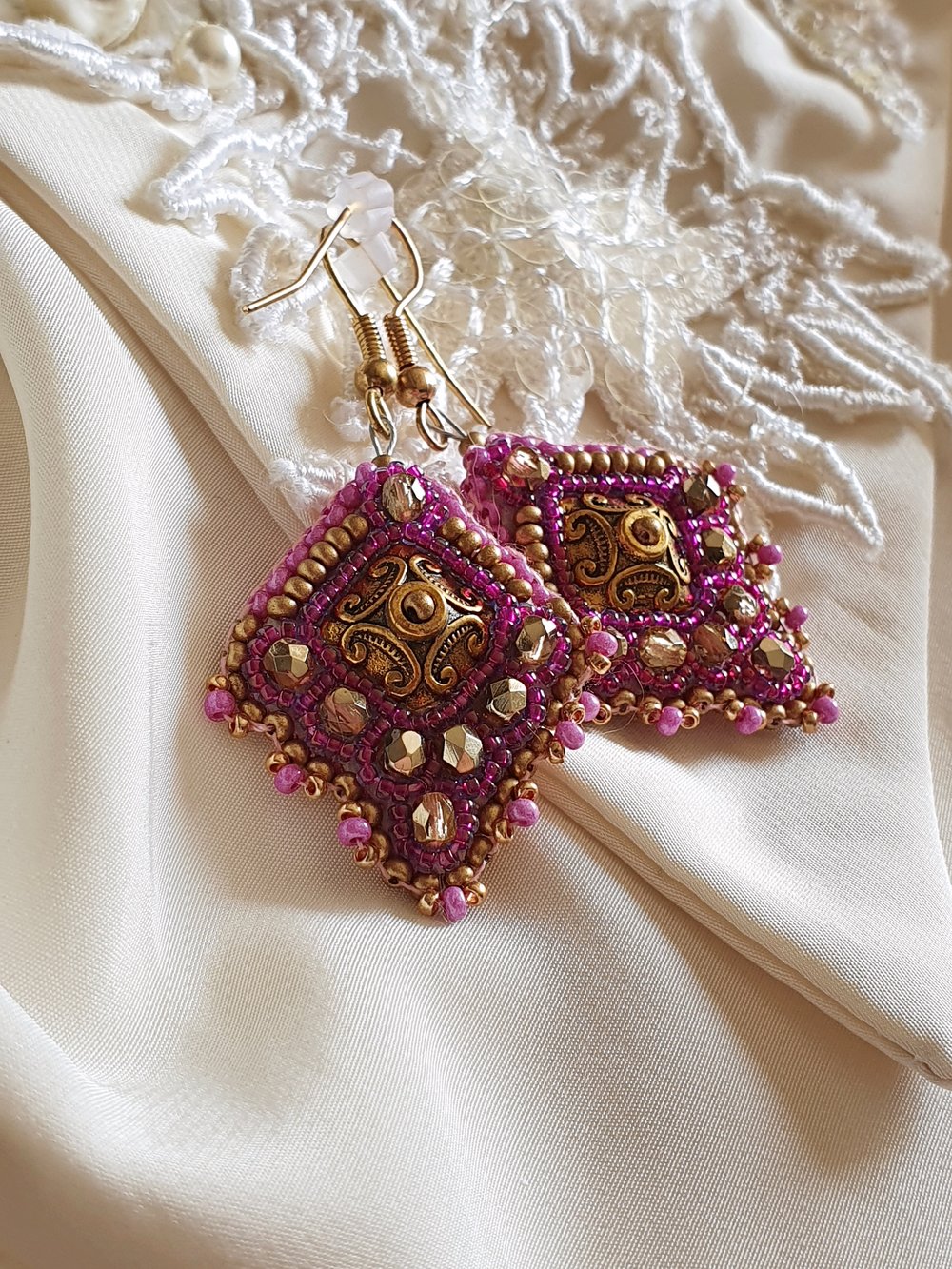 Image of Boucles d'oreilles brodées CYCLAMEN