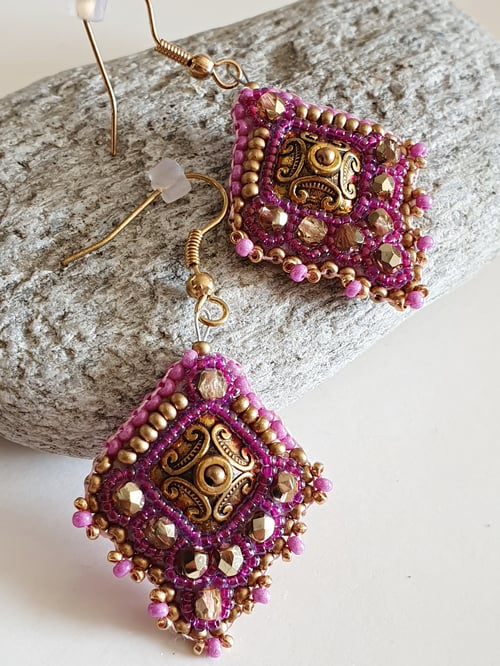 Image of Boucles d'oreilles brodées CYCLAMEN