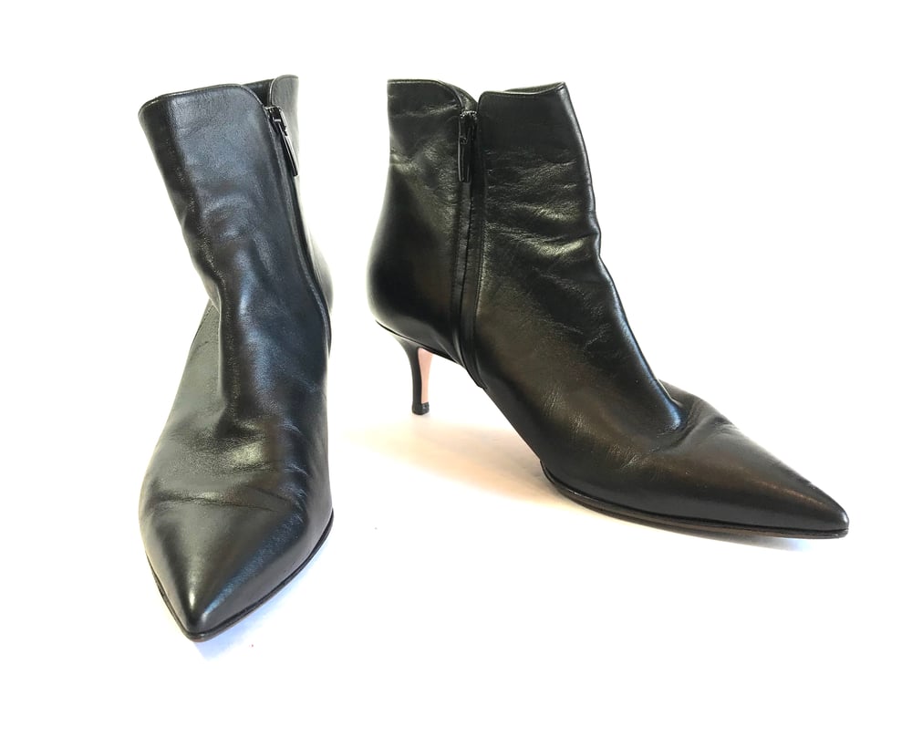 Image of Gianvito Rossi Size 38.5 Booties 992-11