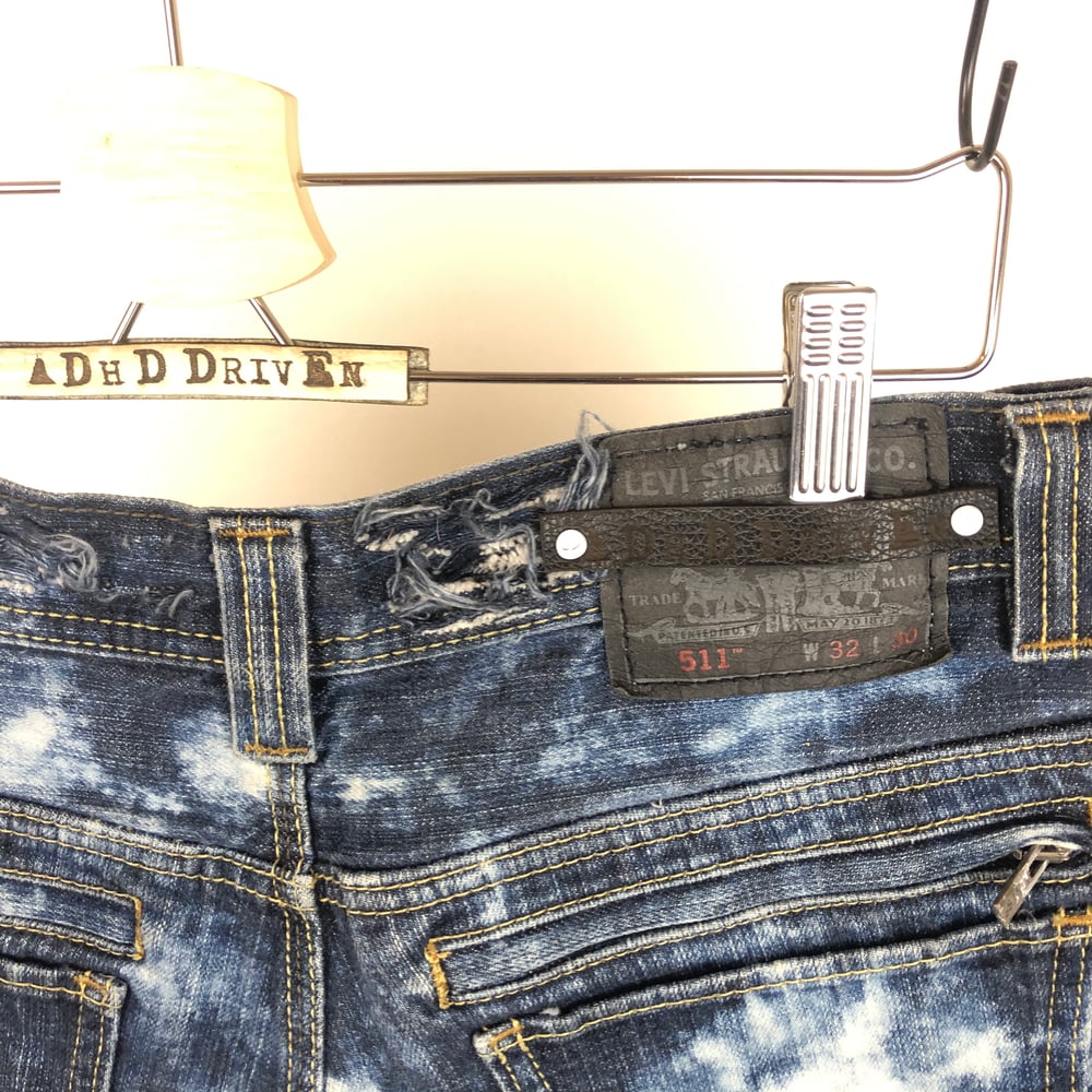 Image of Blue denim distressed Levis 