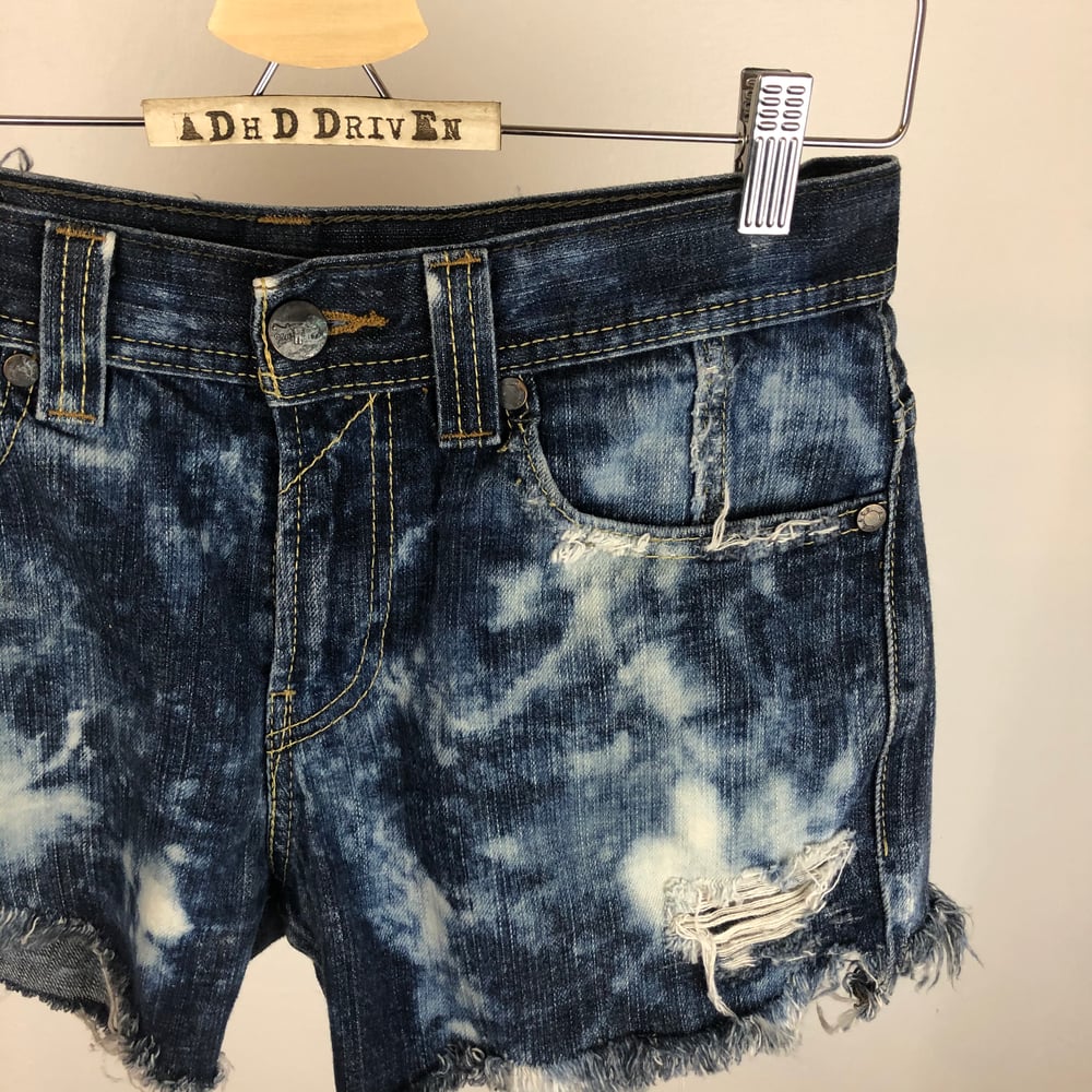 Image of Blue denim distressed Levis 