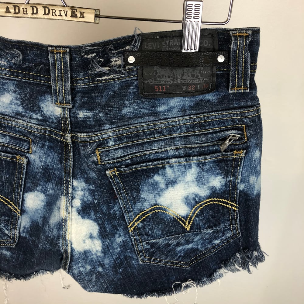 Image of Blue denim distressed Levis 