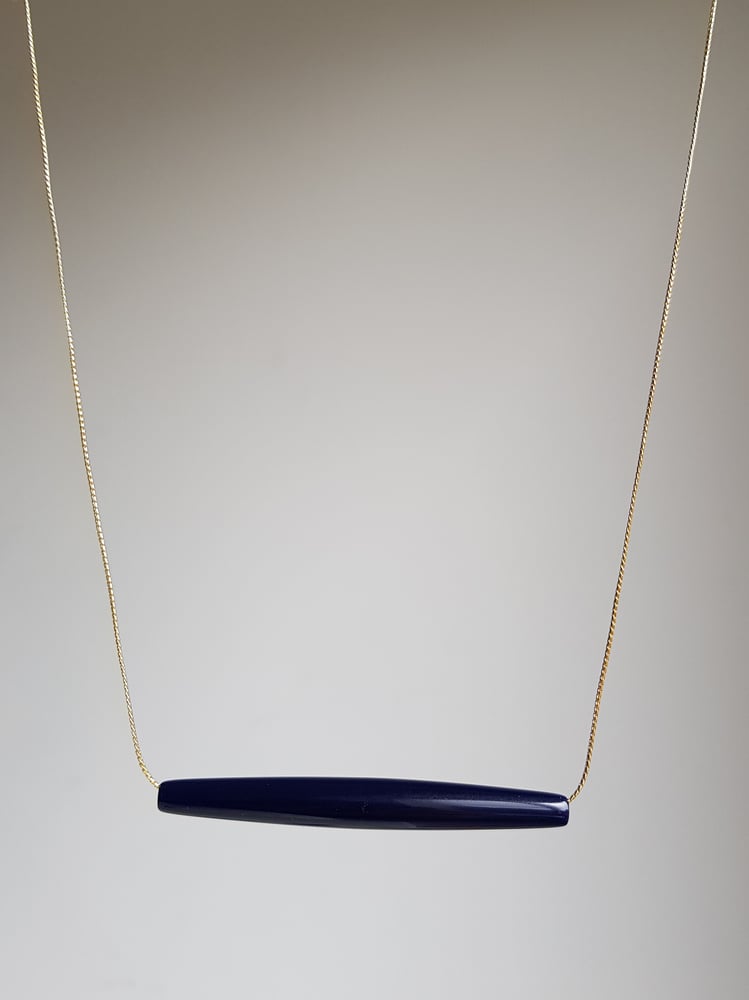 Image of Fiona azul marino. Collar corto con detalle de pieza en polimetilmetacrilato.