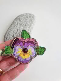 Image 4 of Broche pins Pensée mauve