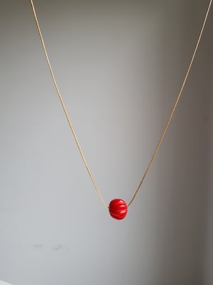 Image of Fiona rojo. Collar corto con detalle de pieza en polimetilmetacrilato.