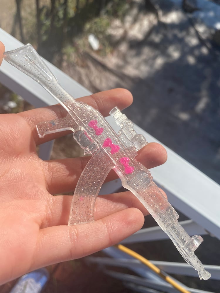 Image of bubblegum bows (resin gun)