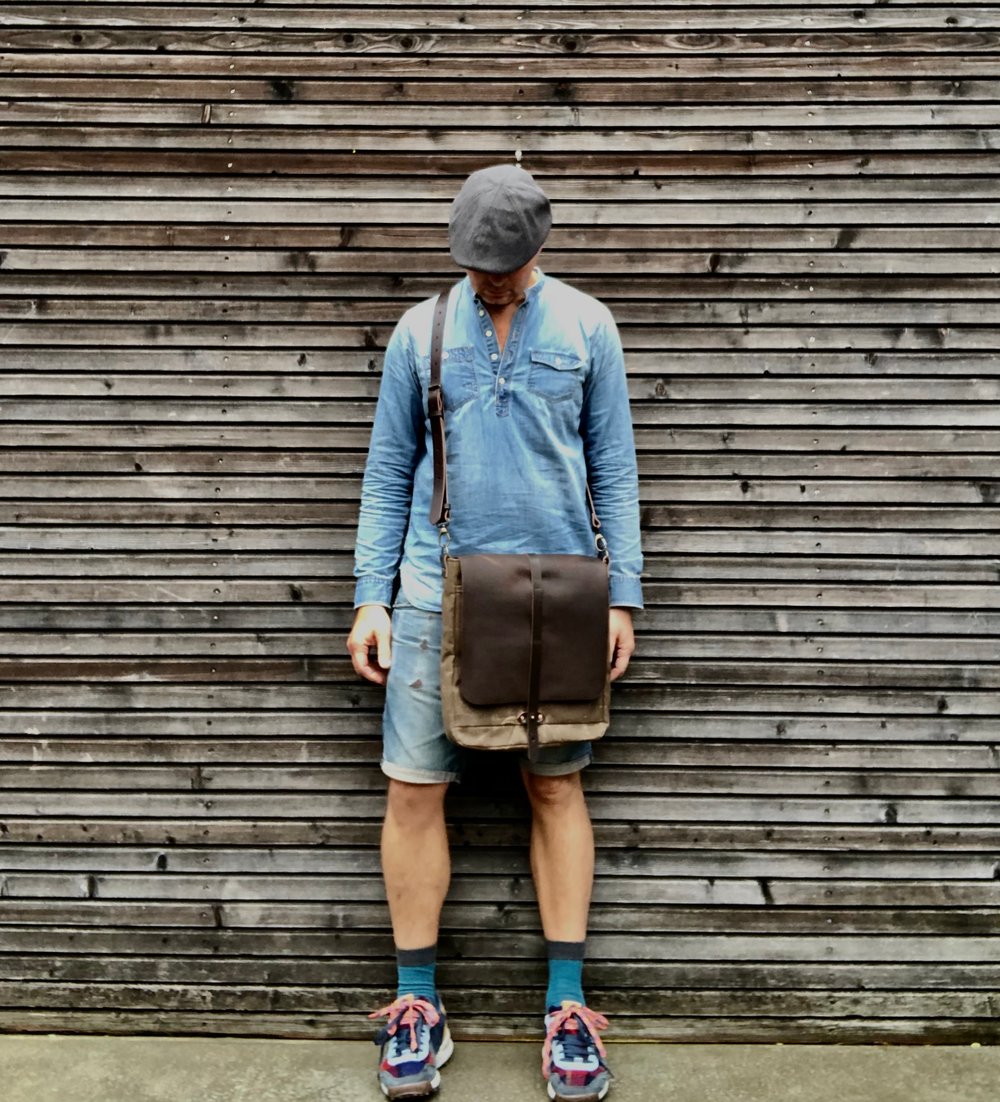 Image of Messenger bag in waxed canvas with leather closing flap and adjustable shoulderstrap UNISEX