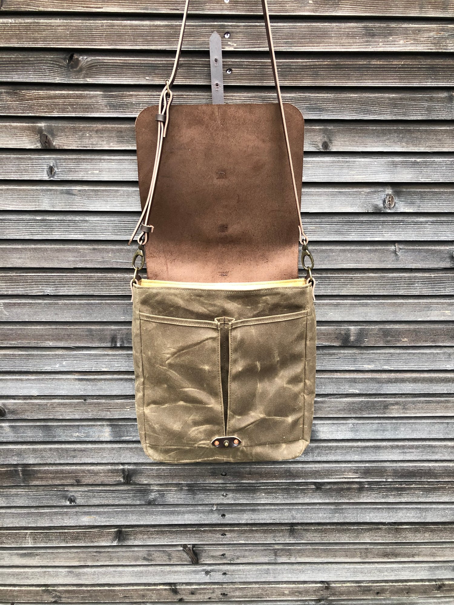 Image of Messenger bag in waxed canvas with leather closing flap and adjustable shoulderstrap UNISEX