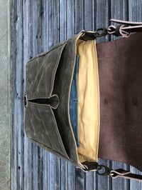 Image 3 of Messenger bag in waxed canvas with leather closing flap and adjustable shoulderstrap UNISEX