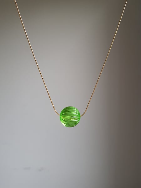 Image of Fiona verde. Collar corto con detalle de pieza en polimetilmetacrilato.