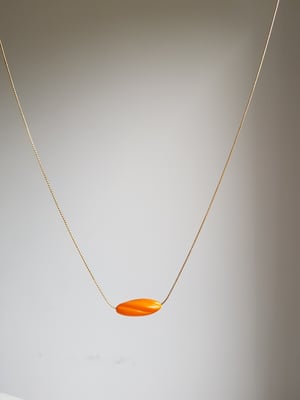 Image of Fiona naranja. Collar corto con detalle de pieza en polimetilmetacrilato.