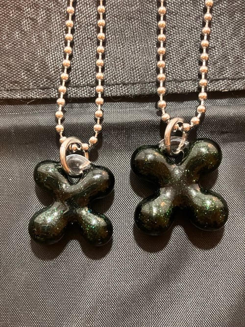 Image of sparkly dark green clovers 