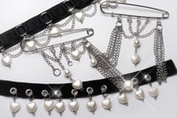 Image 4 of Satin choker with chains and heart-shaped beads