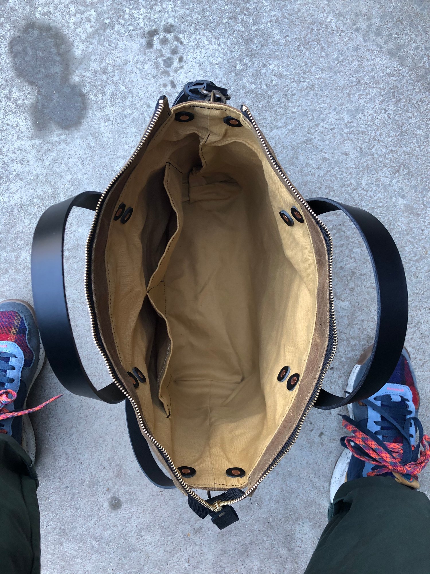 Image of Office tote bag in waxed canvas with luggage handle attachment leather handles and shoulder strap
