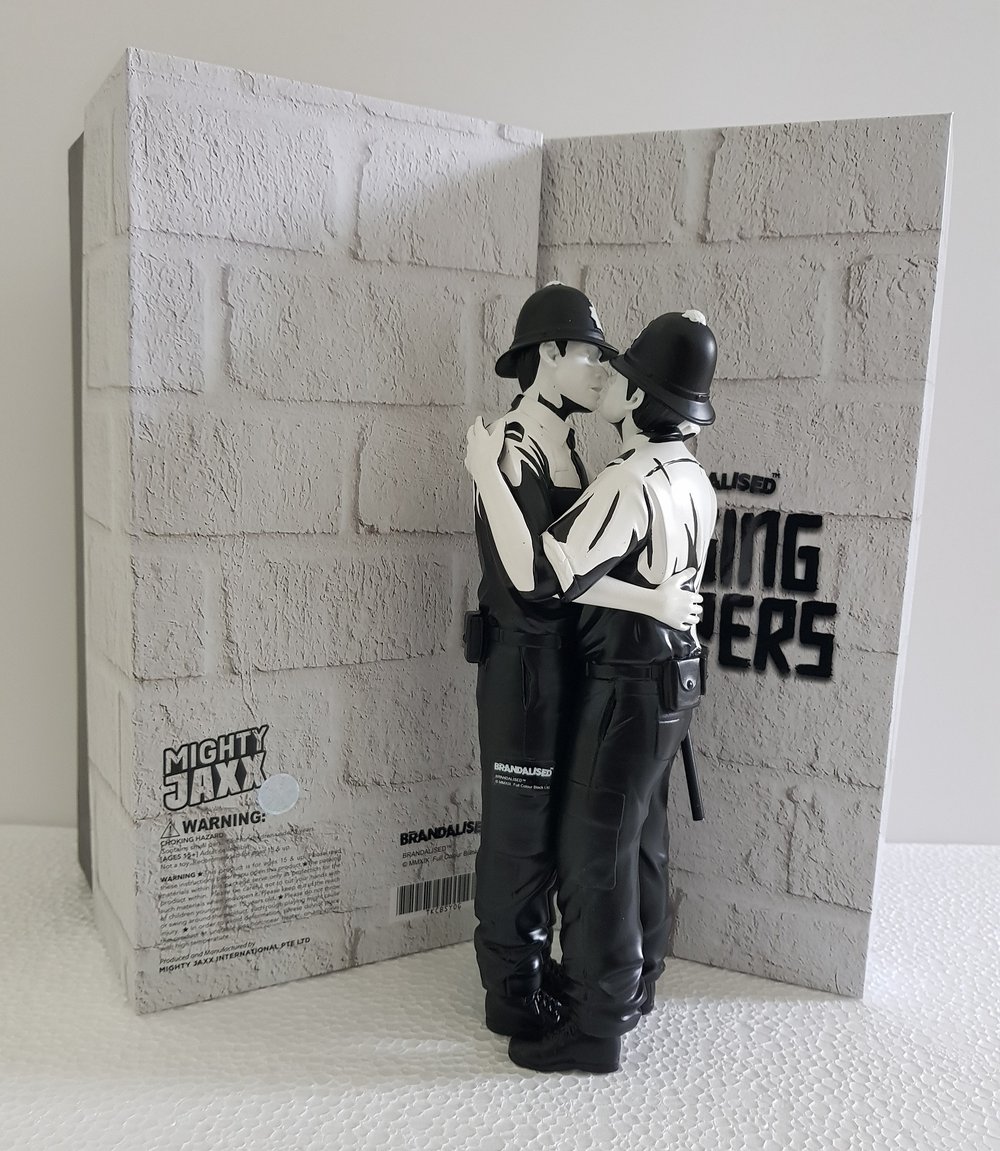 KISSING COPPERS (MONO) SCULPTURE BANKSY / BRANDALISED - BRAND NEW