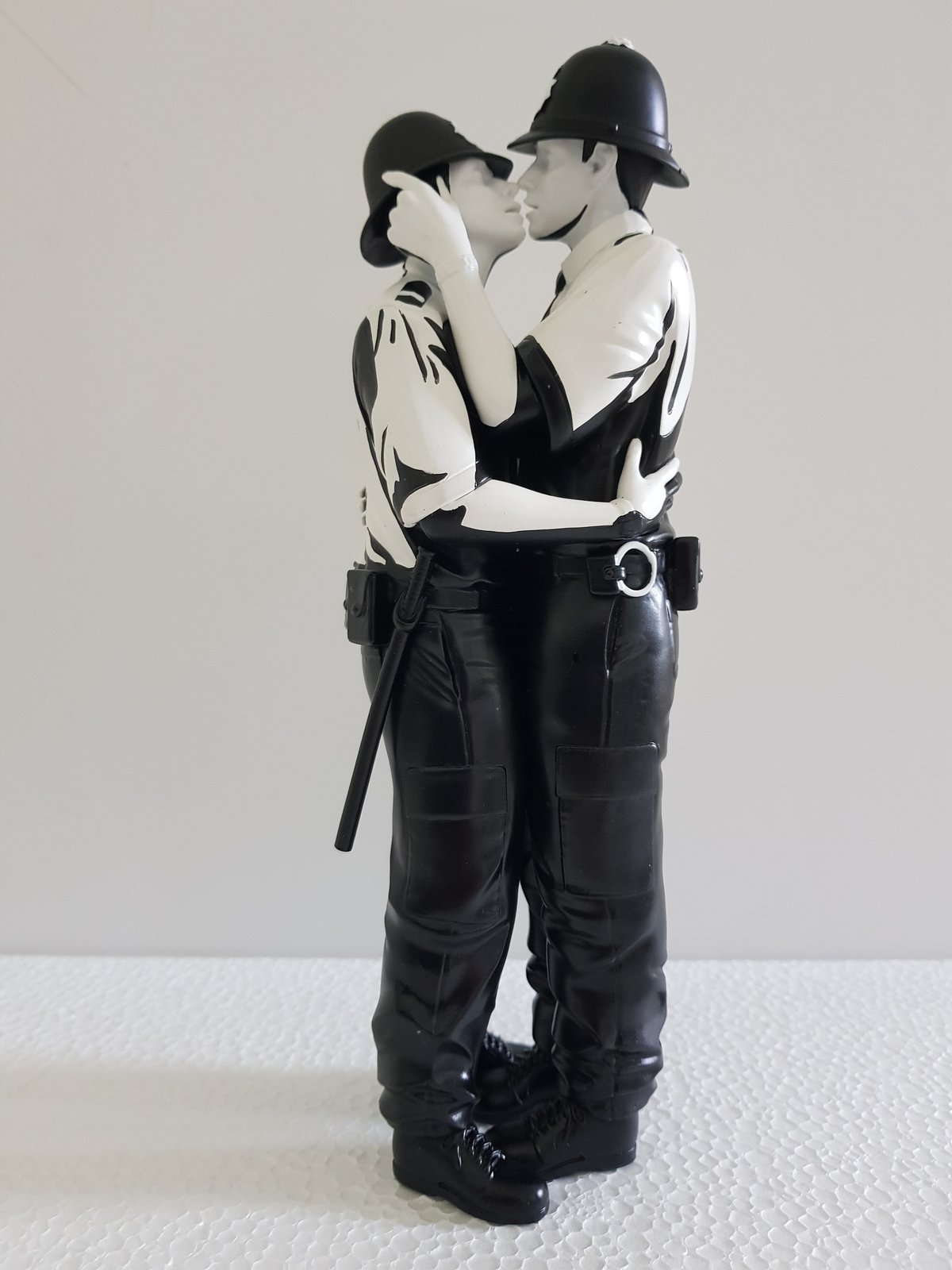 KISSING COPPERS (MONO) SCULPTURE BANKSY / BRANDALISED - BRAND NEW