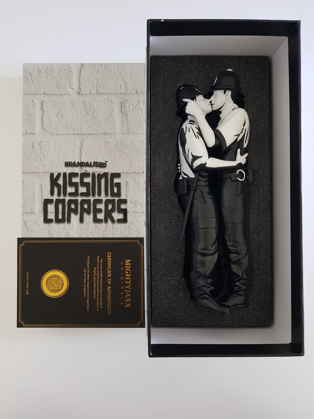 KISSING COPPERS (MONO) SCULPTURE BANKSY / BRANDALISED - BRAND NEW