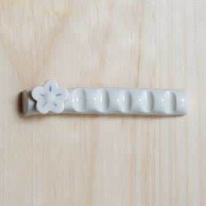 Image of Flower paintbrush holder, off white - 5 slots