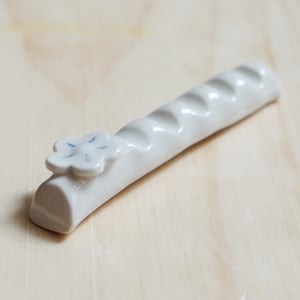 Image of Flower paintbrush holder, off white - 5 slots