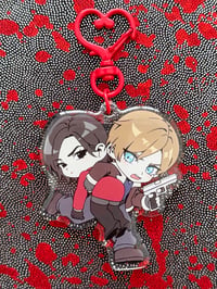 Aeon keychain (Leon carrying Ada)