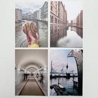 Image 3 of Geschenk-Set 🎁: 8 Hamburg-Postkarten mit Ständer & Schachtel (inkl. Versand)