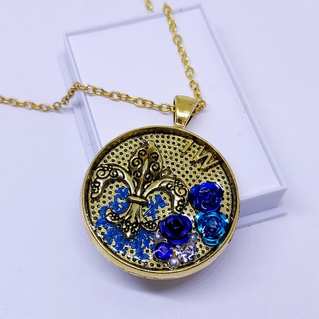 gold mounted 'fleur de lis' chain | blue