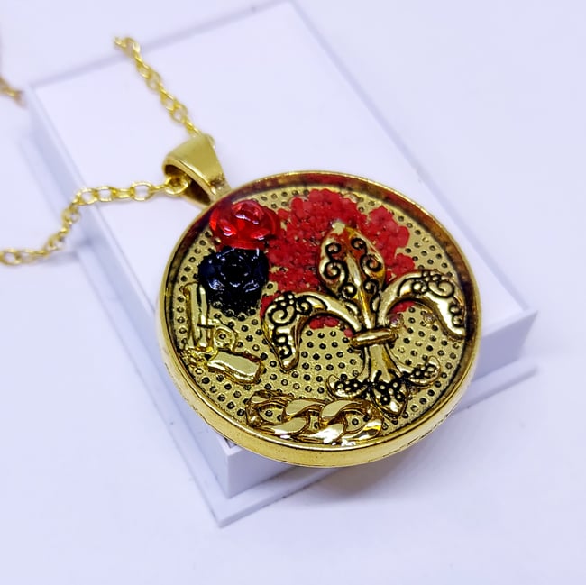 gold mounted 'fleur de lis' chain | red