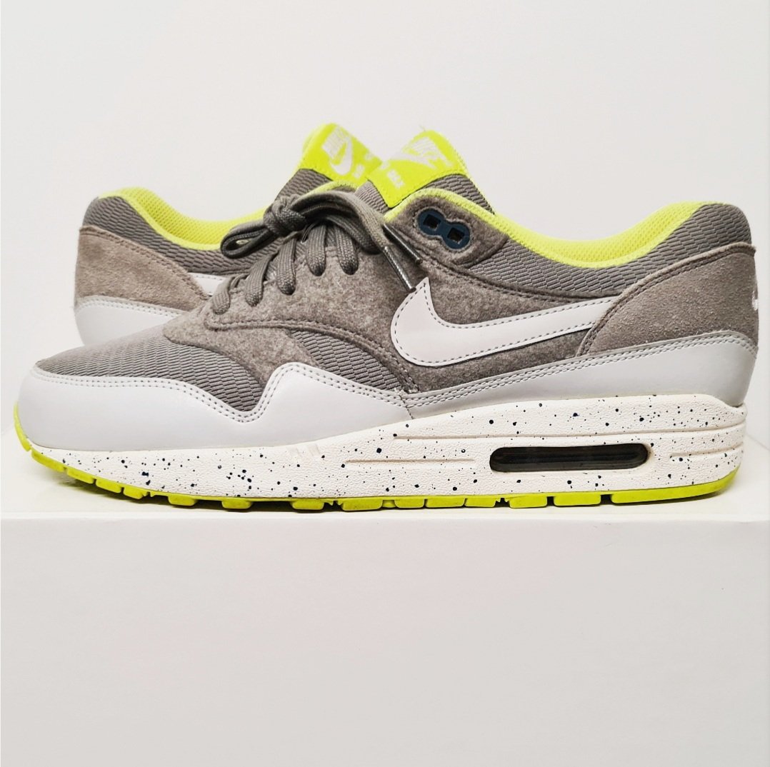 black and white speckled air max