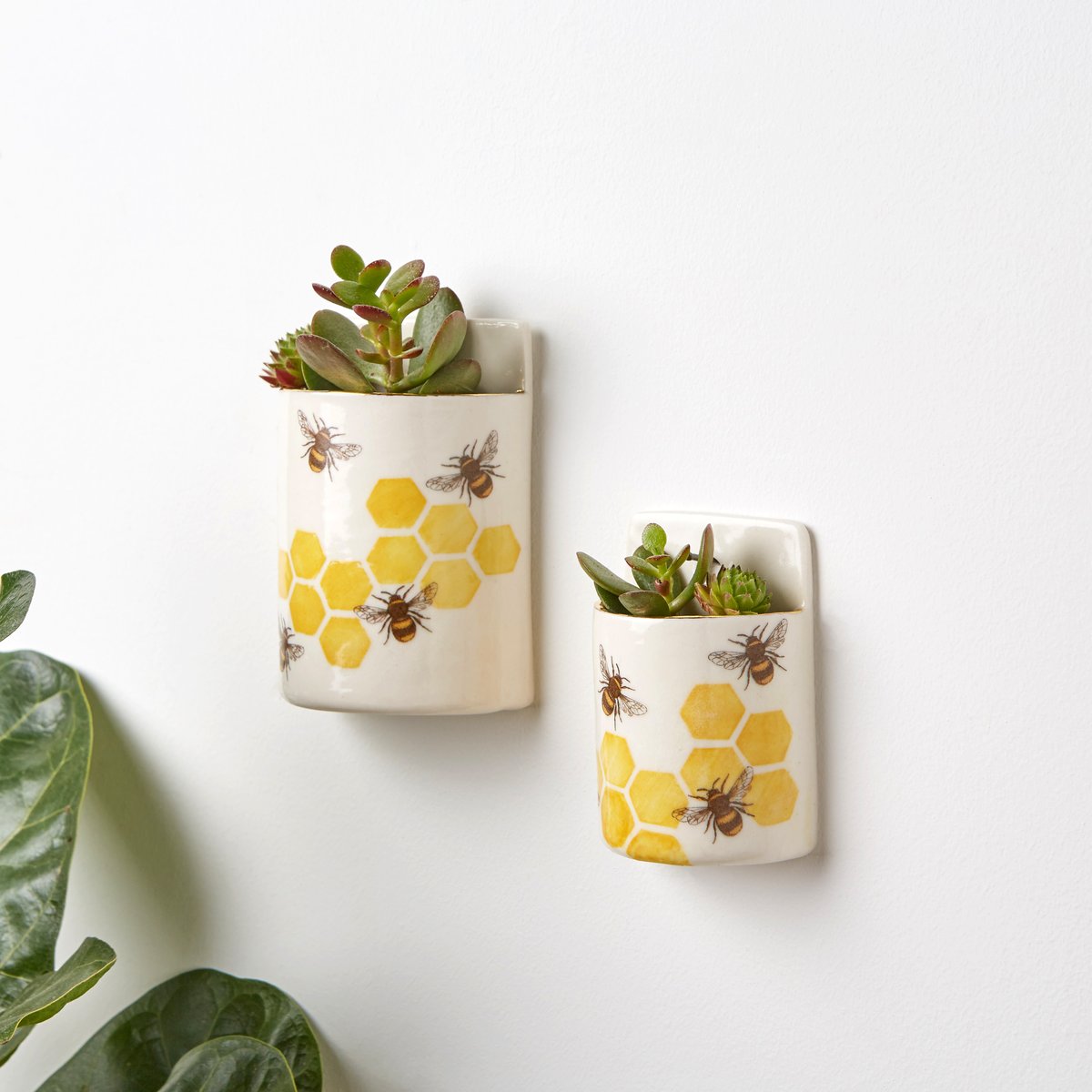 Porcelain bee wall pocket