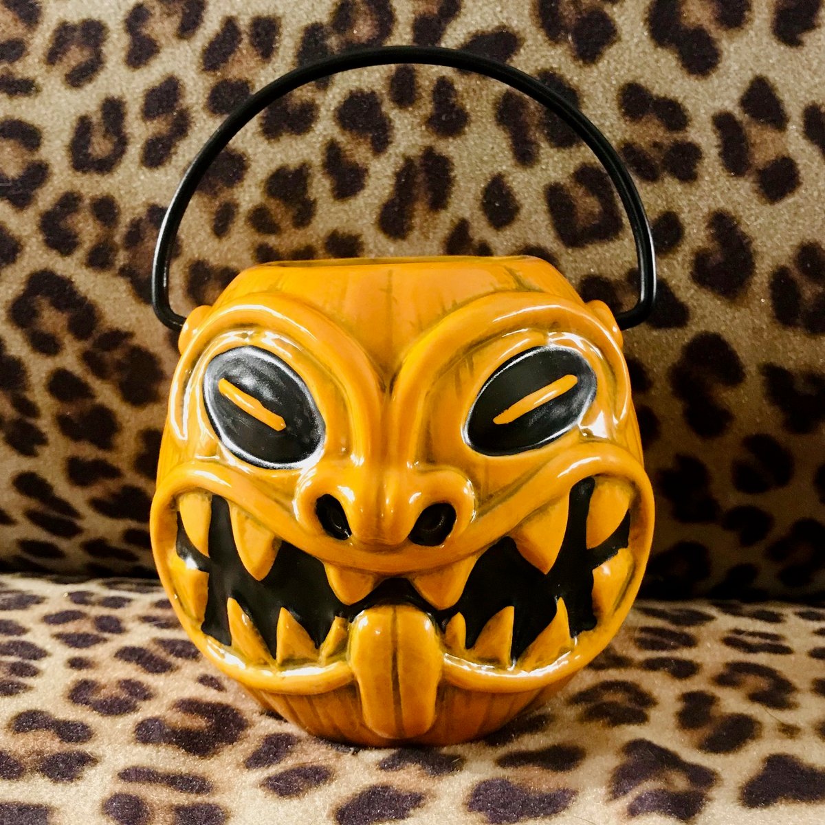 TRICK OR TIKI Limited Edition Halloween Pumpkin Pail 16oz Tiki Mug w/ Movable Handle