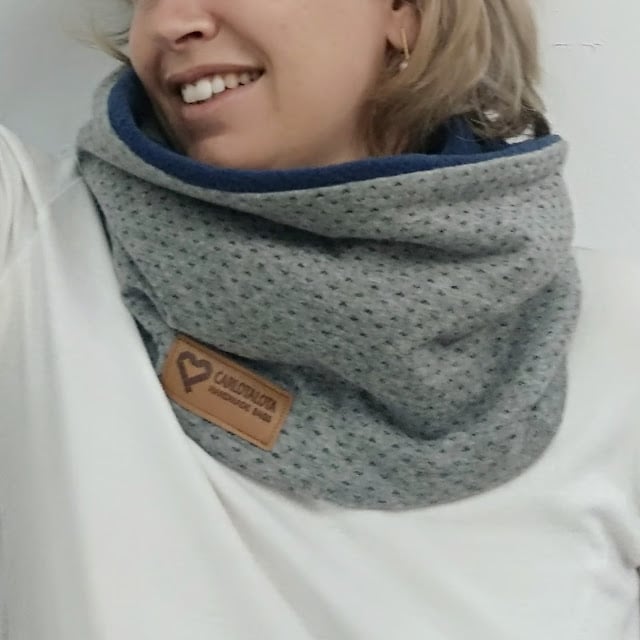 Image of Cuello gris con detalle azul