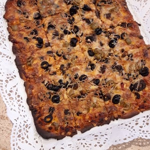 Image of COCA ESTIL PIZZA (Tonyina, bacó o pernil dolç)