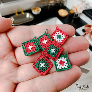 Christmas Granny Potholder in 1:12 scale (1 piece)