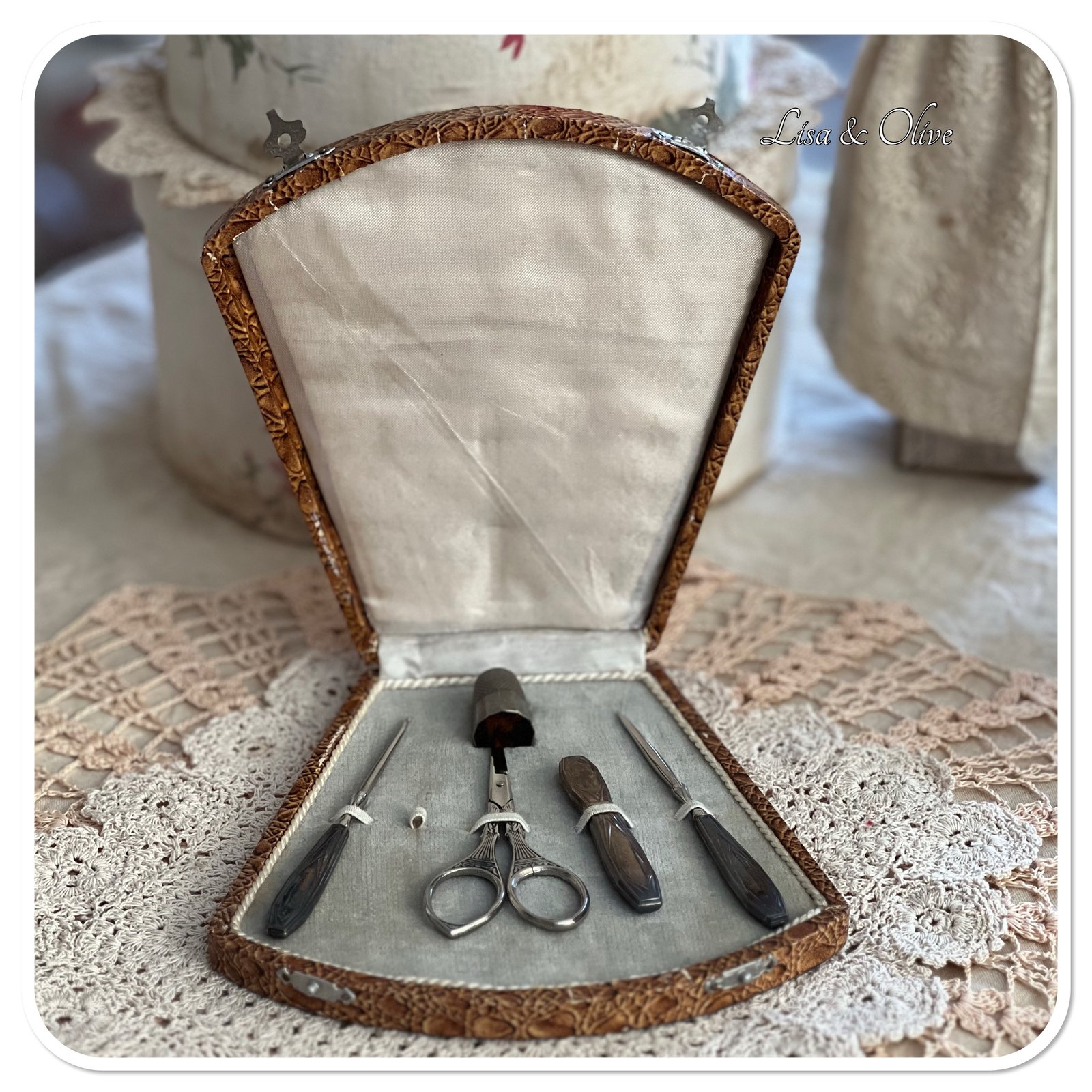 Vintage french sewing kit | Lisaandolive Vintage french sewing kit | Lisaandolive