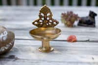Image 1 of Brass lamp with intricate backdrop