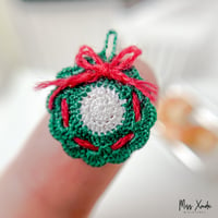 Image of Christmas Wreath Potholder in 1:12 scale (1 piece)