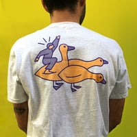 Image 1 of Mais Vale Um Pato nas Pernas Do Que Três a Voar T-shirt