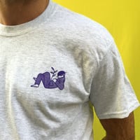 Image 2 of Mais Vale Um Pato nas Pernas Do Que Três a Voar T-shirt