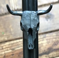 Image 3 of Anillo de cráneo de vaca acabado oscuro / Cow skull ring dark finish