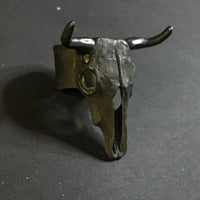 Image 1 of Anillo de cráneo de vaca acabado oscuro / Cow skull ring dark finish