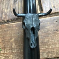 Image 4 of Anillo de cráneo de vaca acabado oscuro / Cow skull ring dark finish