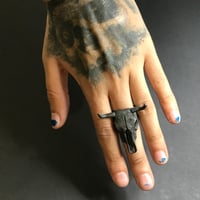 Image 2 of Anillo de cráneo de vaca acabado oscuro / Cow skull ring dark finish