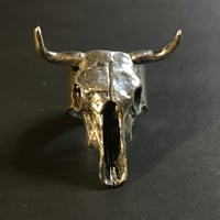 Image 1 of Anillo de cráneo de vaca acabado pulido / Cow skull ring polished finish